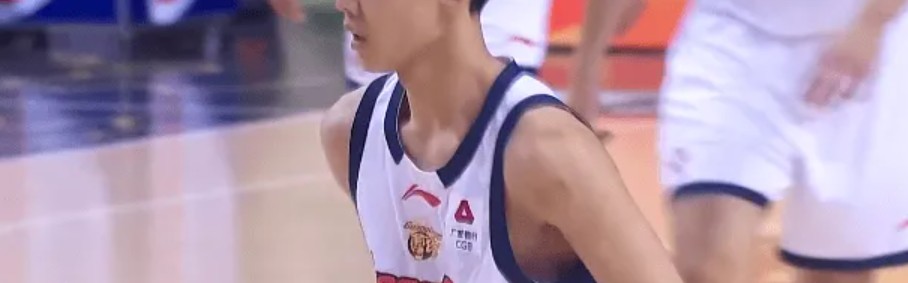 乐鱼体育-广东半场压制同曦！焦泊乔徐杰齐爆，三外崩盘，同曦无稳定得分点