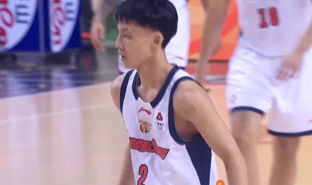 乐鱼体育-广东半场压制同曦！焦泊乔徐杰齐爆，三外崩盘，同曦无稳定得分点