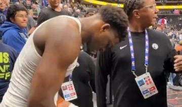 真宠粉！爱德华兹赛后送球衣&amp;鞋&amp;签名&amp;合照！球裤差点脱掉